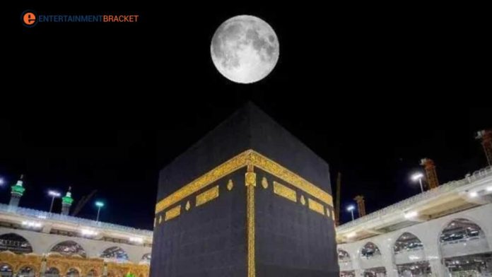 Full Moon Aligns Directly Above Ka’aba Tonight